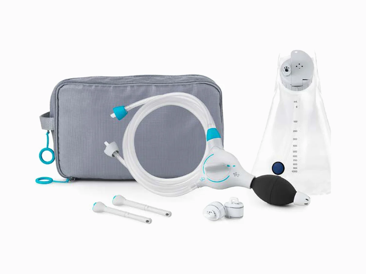 Sistema de irrigación transanal Peristeen Plus de Coloplast con su estuche